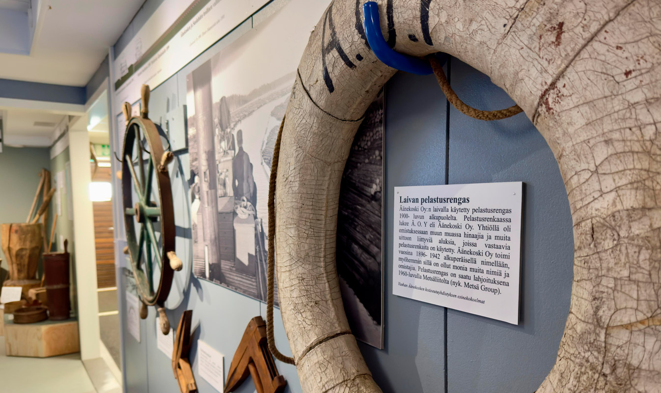 Museo Väksyn seinällä pelastusrengas ja vanhoja työkaluja.